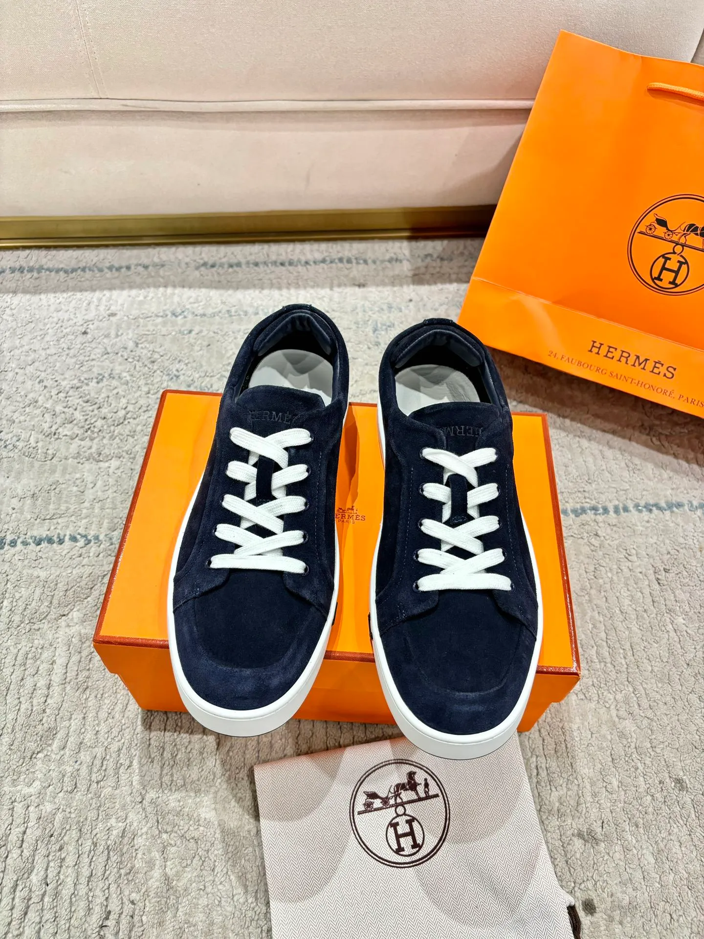 Factory direct sales p640🐘🐘Women's shoes Women's clothing Men's ➕10 Hermes·Hermès 2025ss new Lucky series men's leather loafers casual sports shoes for women Top version 🔝Original purchase, development and production👍🏻 This Hermès sports shoe is made of calfskin and suede goatskin, with iconic "H" details on the side, creating a dynamic and fashionable style. 💘 💜Material: original imported first-layer cowhide 💛Inner lining: original customized soft sheepskin 💚Sole: original molded non-slip TPU outsole ❤️Sole thickness: about 2.5cm 🤍Number of yards: 35-45👣 (40 for women and 45 for men, custom-made and non-refundable